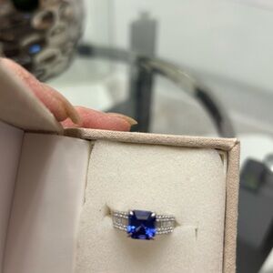 Beautiful Tanzanite and Diamond ring